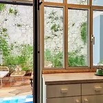 W. Lots Of In A Beautiful Terrace Apartman